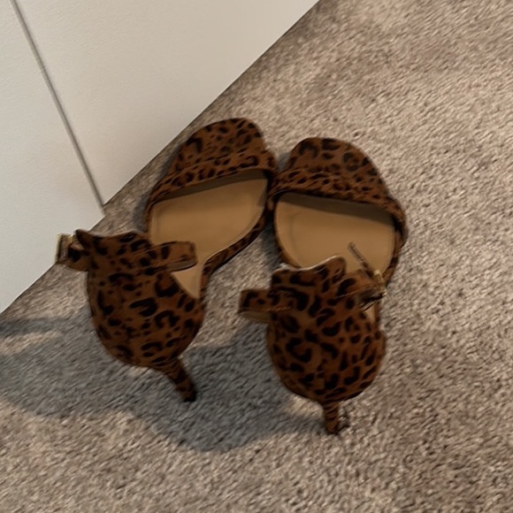 5/$20 Animal print heels - Picture 3 of 5